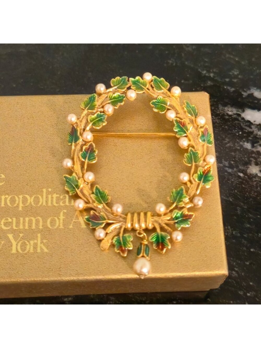 Metropolitan Museum Of Art Laurel Lavaliere BROOCH Enamel & Faux Pearl With Box
